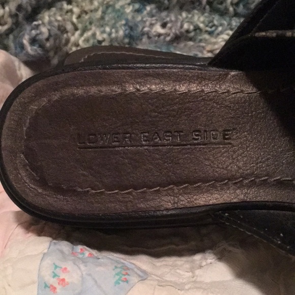 black clogs. - Picture 4 of 6